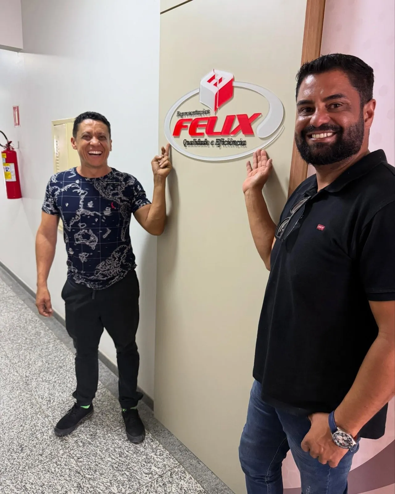Anderson Félix ao lado do logótipo da Félix no novo escritório