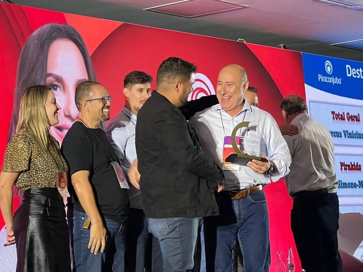 Anderson Félix recebe o prêmio Melhor Positivação 2022 do presidente da Piracanjuba