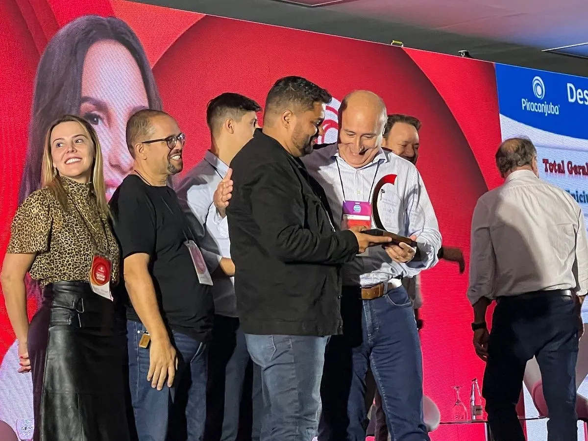 Entrega do prêmio Melhor Positivação 2022 na convenção Piracanjuba