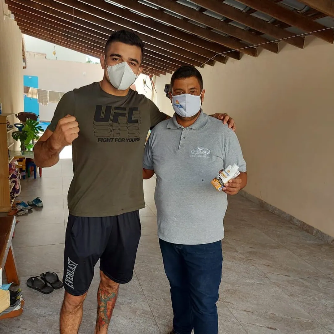 Entrega do Kit Whey ao lutador do @ufc @andremunizsergipano Nós da @representacoes.felix e @oficialpiracanjuba @pirawhey…